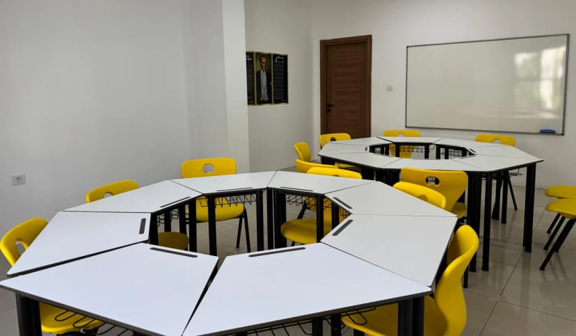 KITA'da ders düzeni: birleşen çalışma masaları ve yazı tahtası